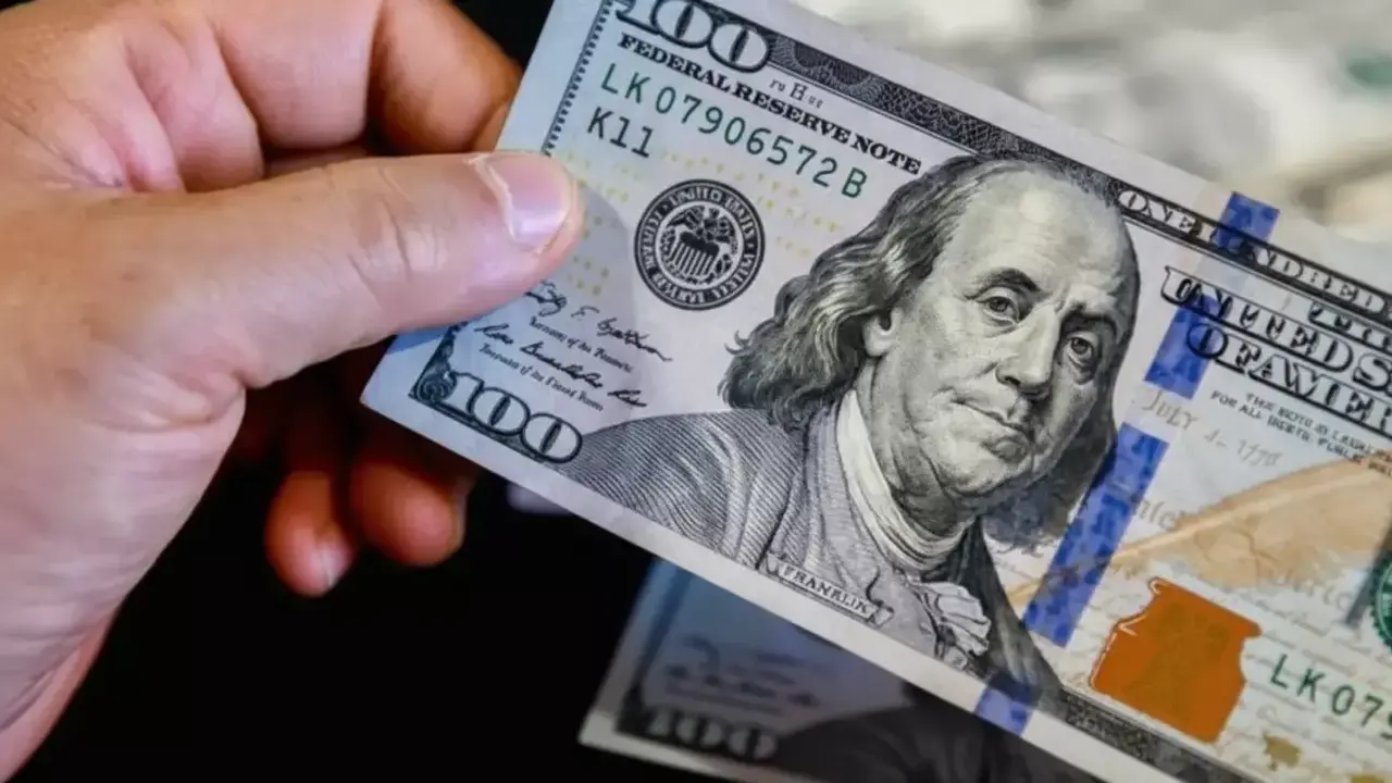 فروقات سعر الدولار في البنوك المصرية تصل إلى 90 قرشاً خلال تعاملات اليوم المتقلبة